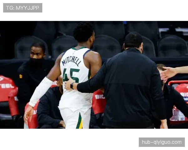 为什么看似轻微的接触却被判犯规？裁判的犯规判定标准揭秘