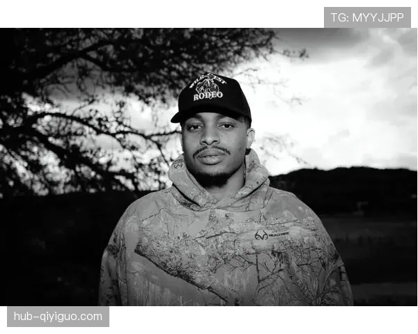 凯尔登·约翰逊无球跑动拉开空间，提升马刺外线效率